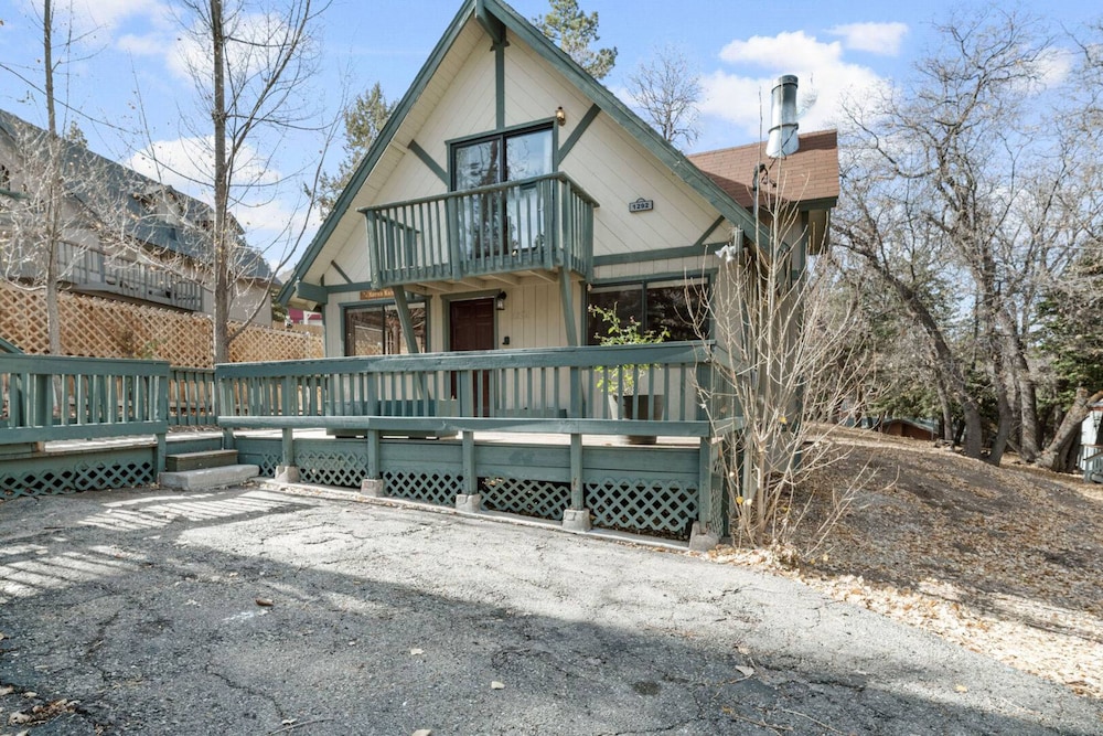 5 Kern's Kabin Charming two story cabin within walking distance to Bear Mountain — 4-Star Luxury Hotel in Big Bear Lake, United States