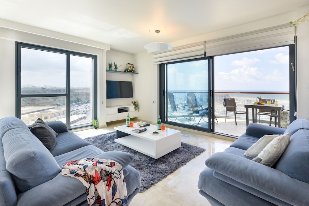 Deluxe 2 Bedroom Apartment in Herzylia — 4-Star Luxury Hotel in Herzliya, Israel