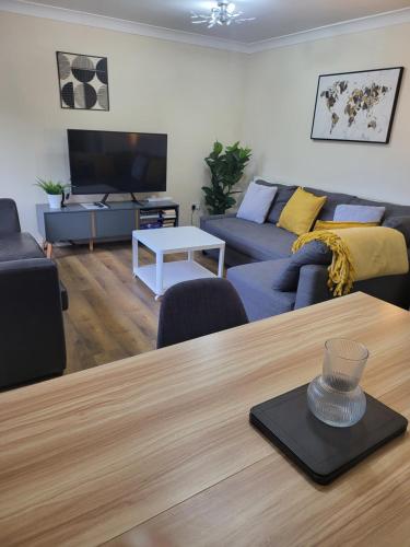 The Grove 3 Bed Detatched House Wolverhampton Families and Contractors Near Town Centre and Molineux Stadium — 4-Star Luxury Hotel in Wolverhampton, United Kingdom