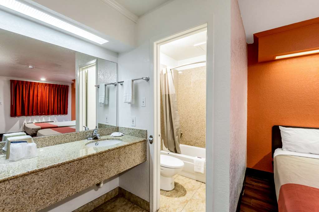 Motel 6 San Antonio Tx Frost Bank Center - photo 18