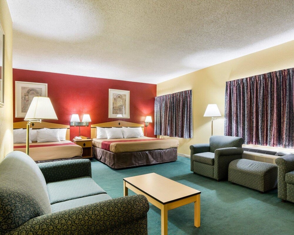 Econo Lodge Topeka Blvd. - photo 25