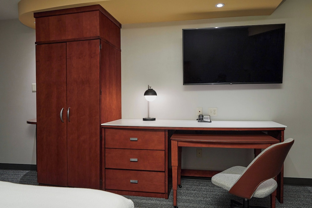 Courtyard by Marriott Medford Airport - photo 17