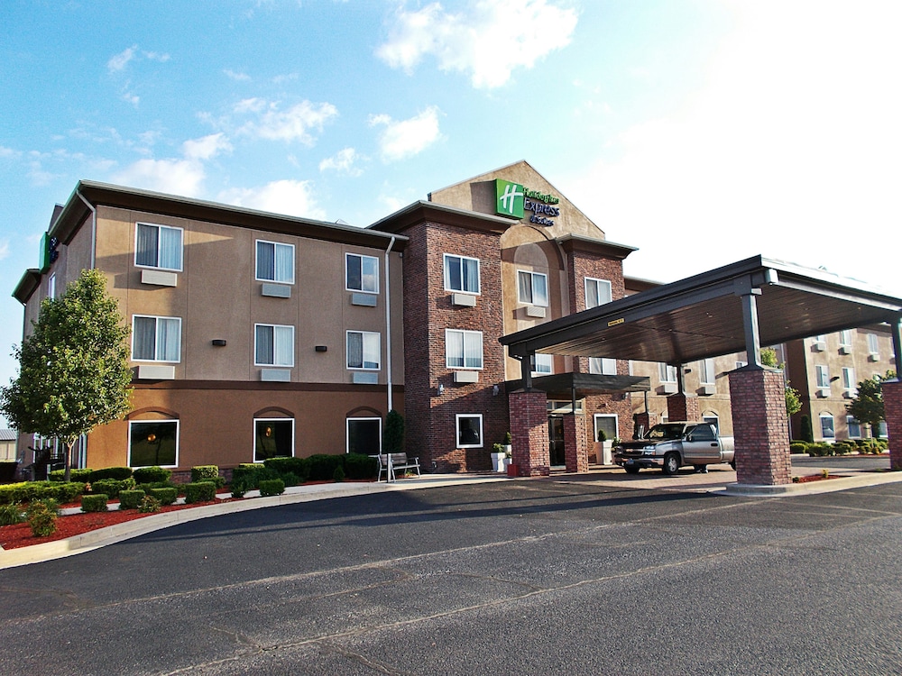 Holiday Inn Express And Suites Miami - carbon neutral hotel in Miami