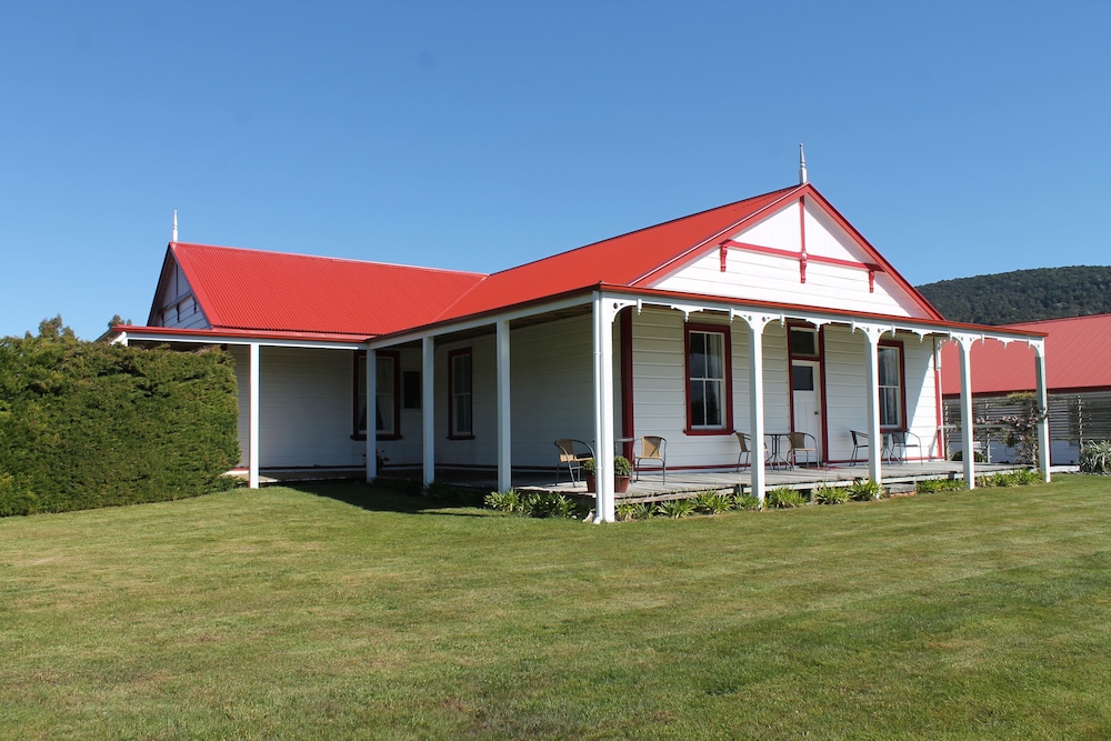Murrell's Grand View House — 4-Star Luxury Hotel in Te Anau, New Zealand