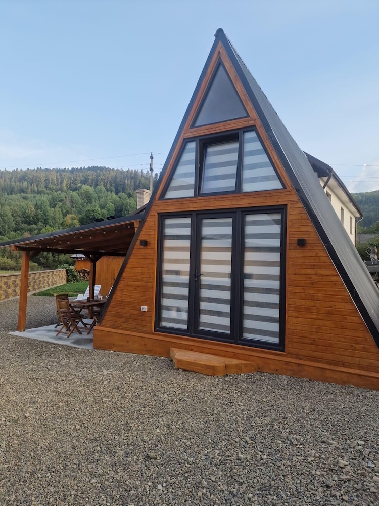 Bucovina a framehouse hottub fireplace patio wifi — hotel in Sucevita