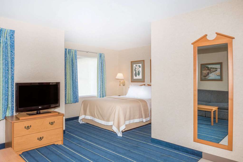 Days Inn & Suites by Wyndham Bridgeport Clarksburg - photo 6
