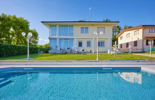 Diamond Lake View Prestige Villa a 100m dal Lago — 4-Star Luxury Hotel in Desenzano Del Garda, Italy