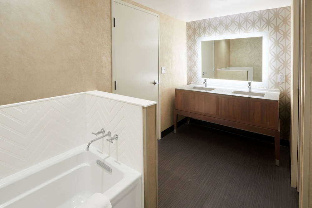 Holiday Inn and Suites Philadelphia W Drexel Hill - photo 47