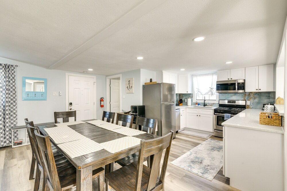 Galveston Getaway w Shared Yard Walk to Seawall - photo 4