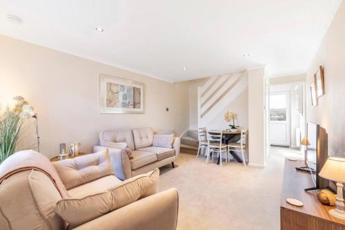 'The Cobbles' central stylish garden views