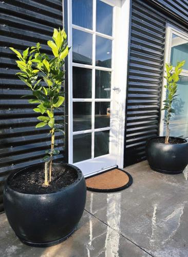 Hidden Haven Urban Oasis Secret Space Off street parking — hotel in Dubbo