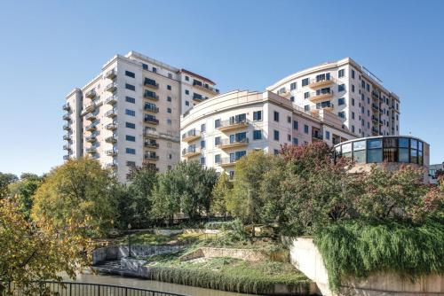 Beautiful Hotel in La Cascada 1BD Sleeps up to 4 in San Antonio, United States