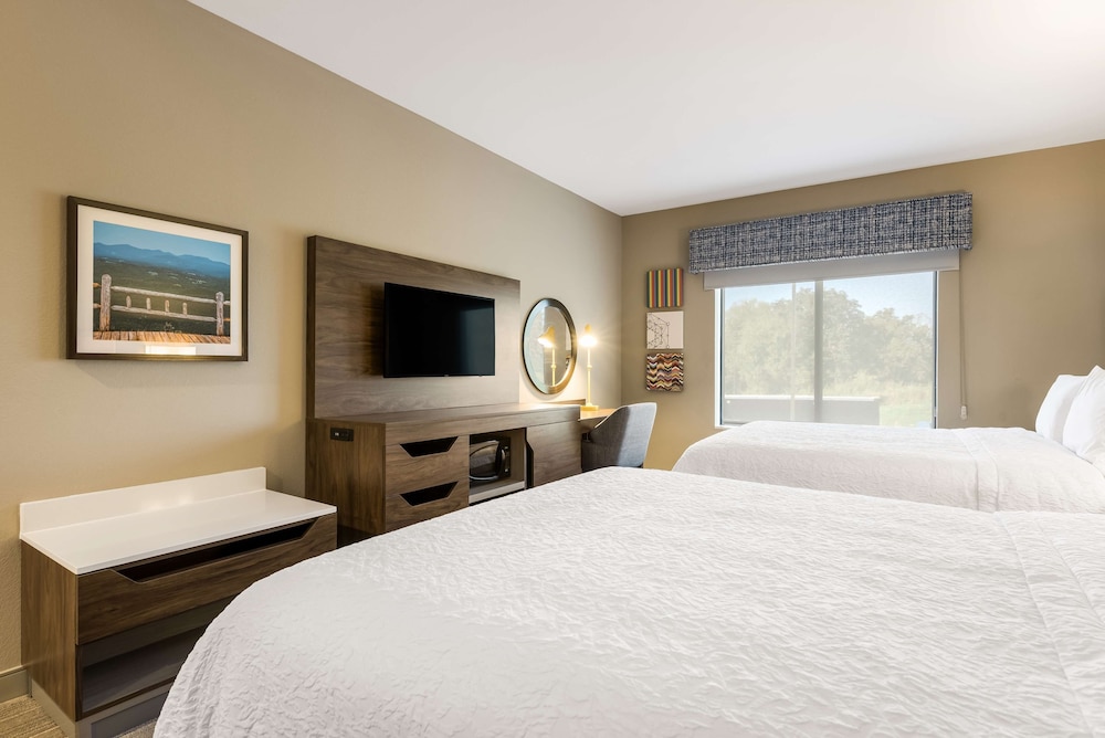Hampton Inn Batesville - photo 13