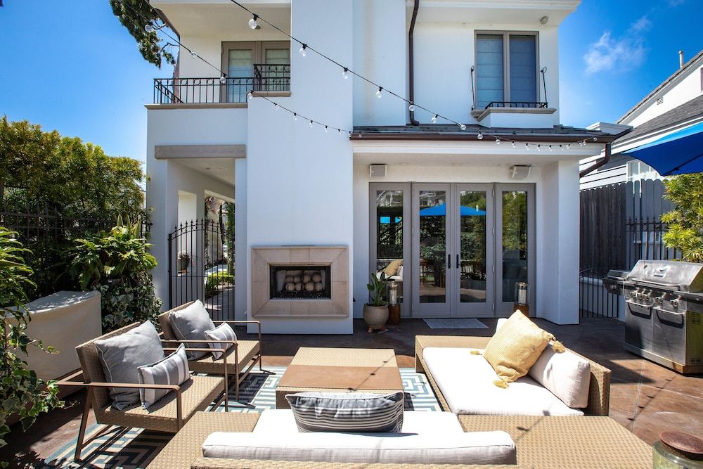Poinsettia Palms Chic & Luxe Patio Near Beach in Newport Beach, United States