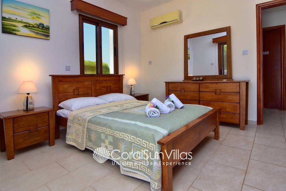 Family Villa Short Walk To Coral Bay Strip 5 Min and Pub shops etc