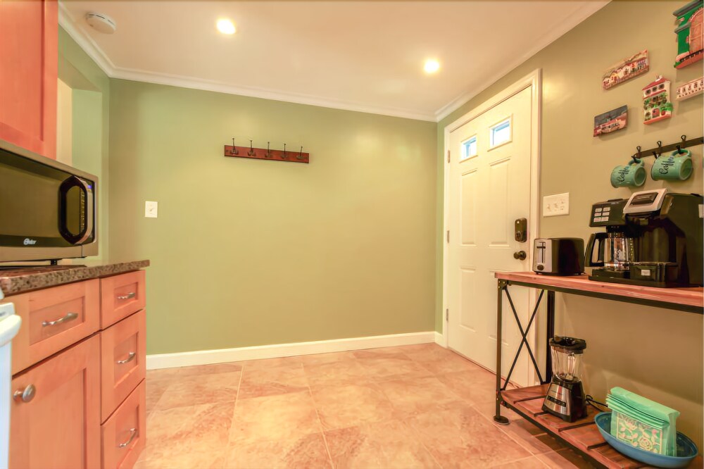 NEW 3 story Townhome Private Self checkin Quiet. - photo 24