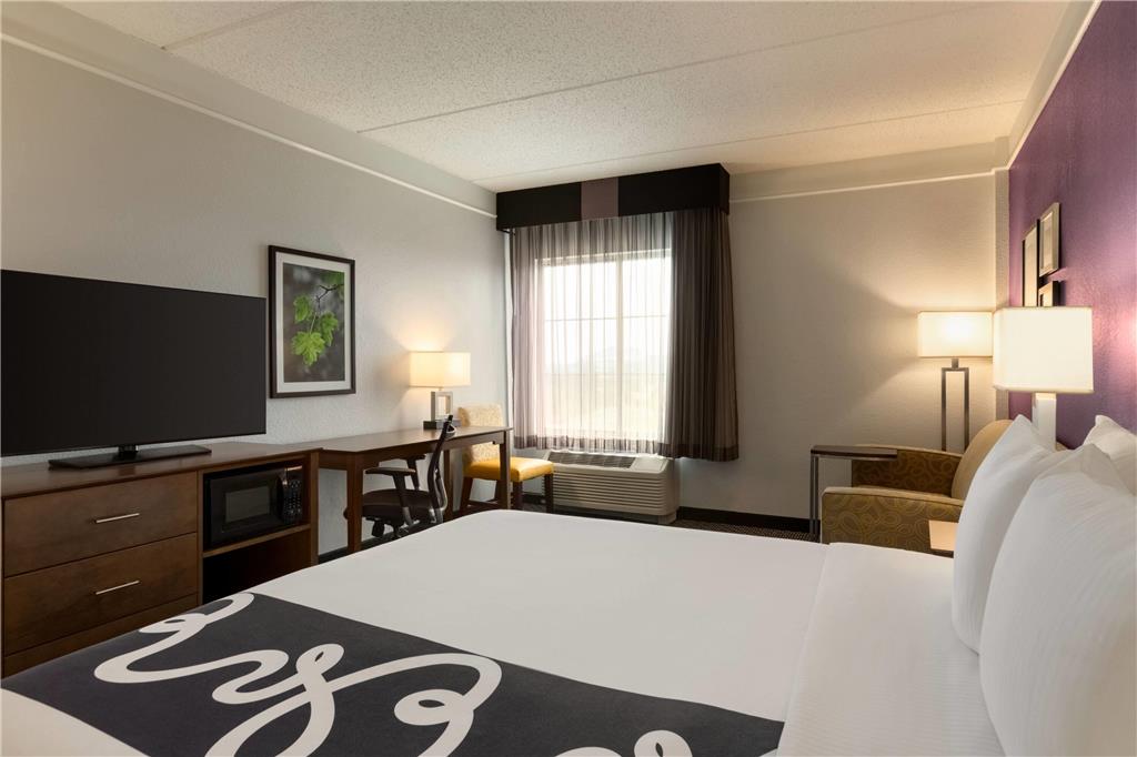 La Quinta Inn & Suites by Wyndham Arlington North 6 Flags Dr - photo 18