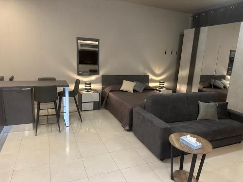 La Bottega Suite Deluxe Monolocale — 4-Star Luxury Hotel in Desenzano Del Garda, Italy