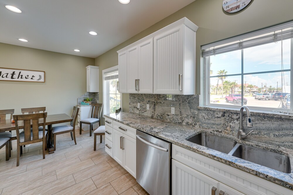 Bright Modern Corpus Christi Condo 2 Mi to Beach — 4-Star Luxury Hotel in Corpus Christi, United States