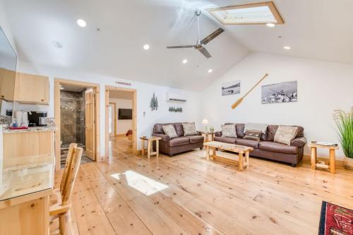 #3 Cottage Like Suite With Private Hot Tub — 4-Star Luxury Hotel in Bass Lake, United States