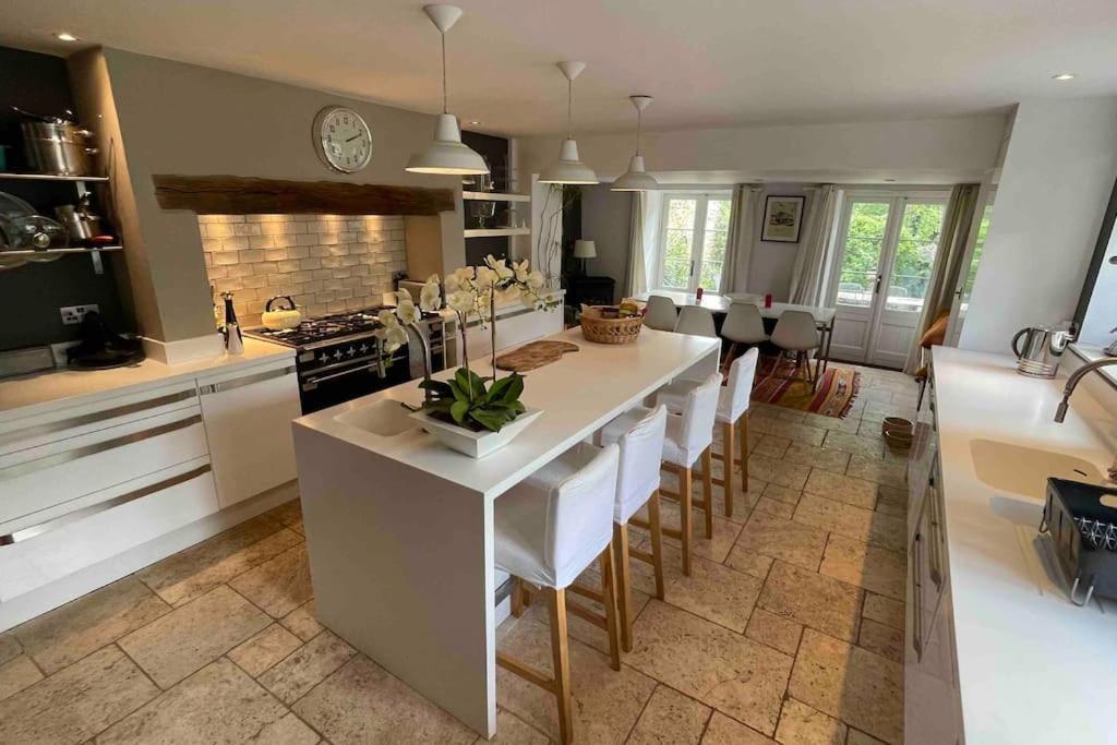 Large 4 bed house in Malmesbury great for big families — 4-Star Luxury Hotel in Malmesbury, United Kingdom