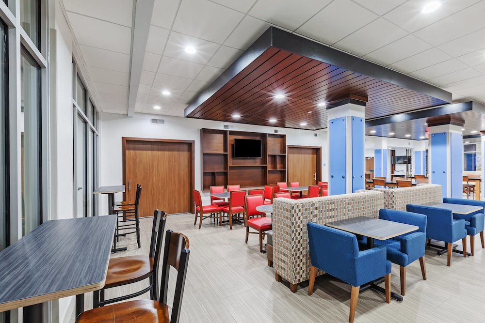 Holiday Inn Express & Suites Coffeyville by IHG - photo 32