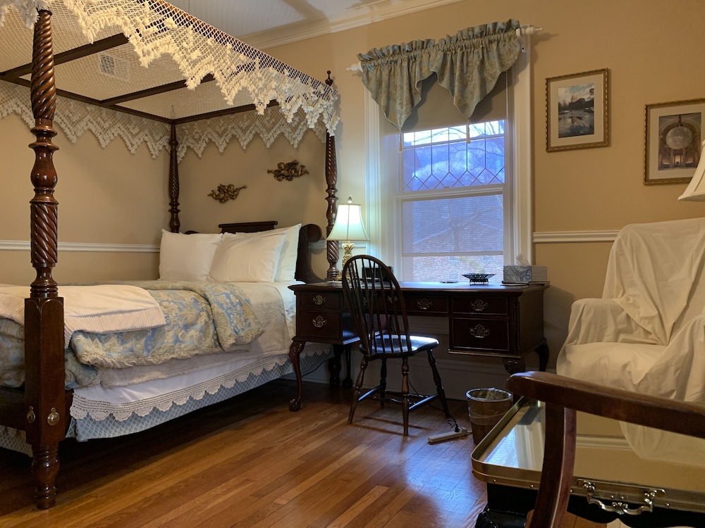 Brass Pineapple Inn - photo 23
