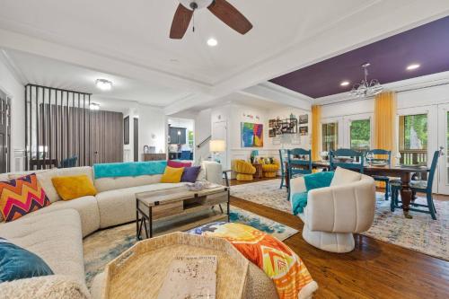 Charming Boho Getaway Near Downtown Sleeps 10