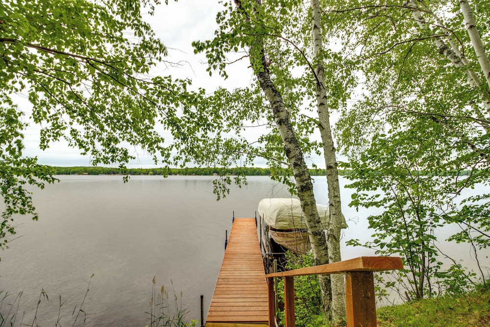 Sullivan Lake Retreat w Private Dock Fire Pit — hotel in Terrebonne