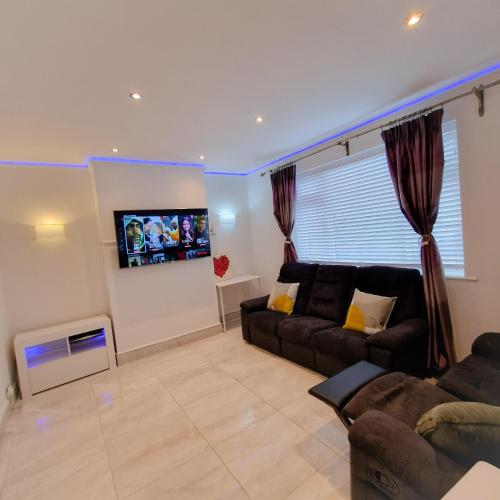 Delightful & Spacious Guest House in Farnworth Near Bolton Hospital — 4-Star Luxury Hotel in Farnworth, United Kingdom
