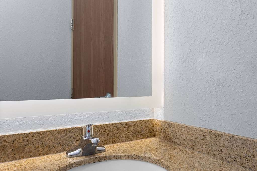 Microtel Inn & Suites by Wyndham Zephyrhills - photo 9