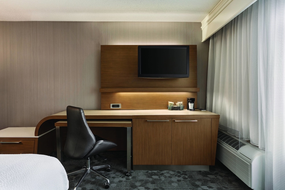 Courtyard by Marriott Topeka - photo 6