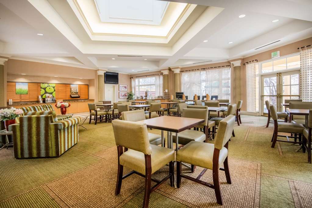 La Quinta Inn & Suites by Wyndham Colorado Springs South AP - photo 17