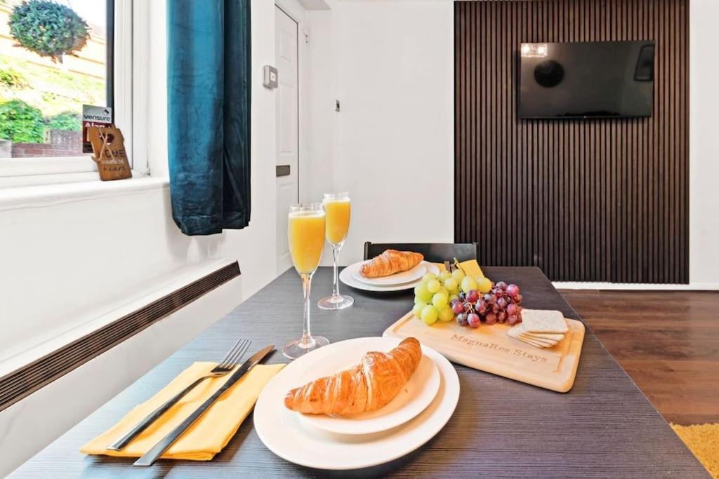 Contractors Central Smart TV Wifi Parking in Chatham, United Kingdom