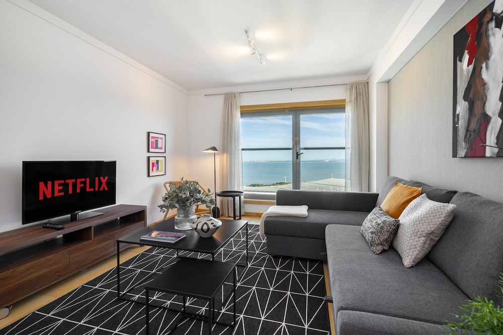 WHome Panoramic View with Elevator AC Garage perfect for Families & Business Travellers — 4-Star Luxury Hotel in Lisbon, Portugal