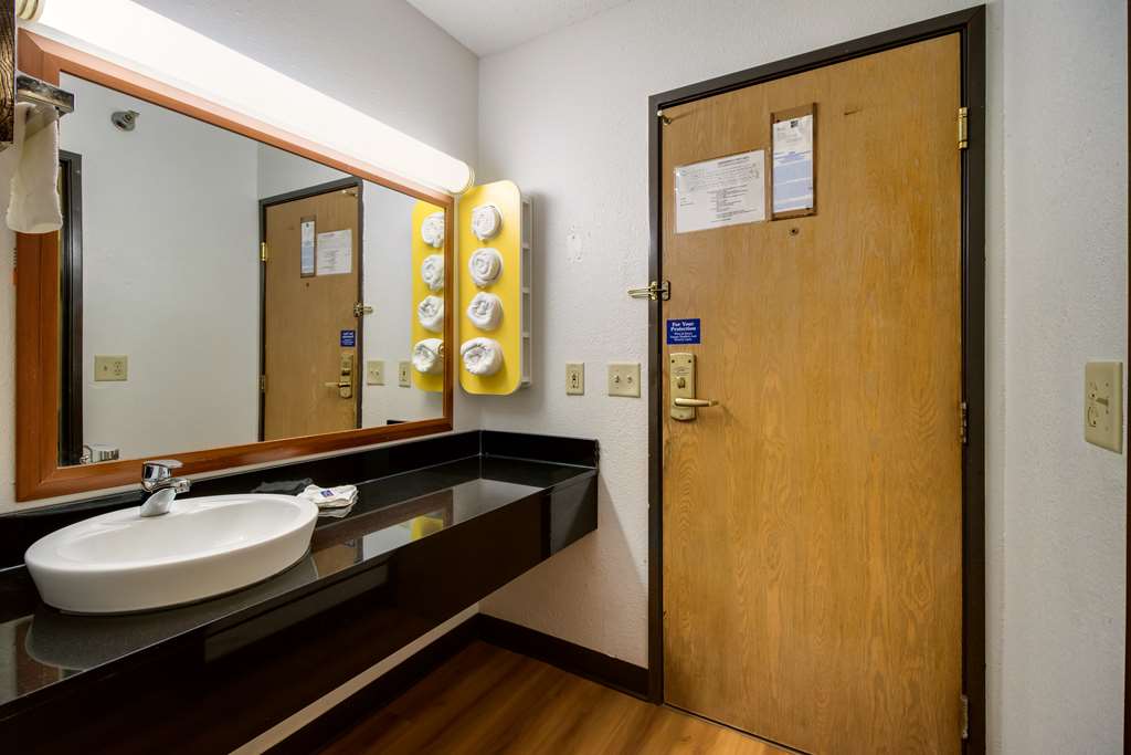 Motel6 Davenport IA - photo 17