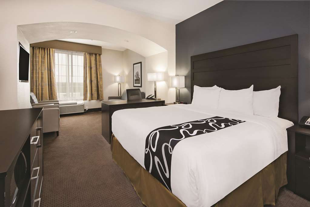 La Quinta Inn & Suites by Wyndham Karnes City Kenedy - photo 22
