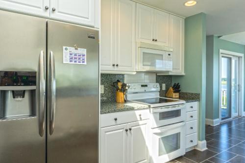 Pier Pleasure by Oak Island Accommodations - photo 13