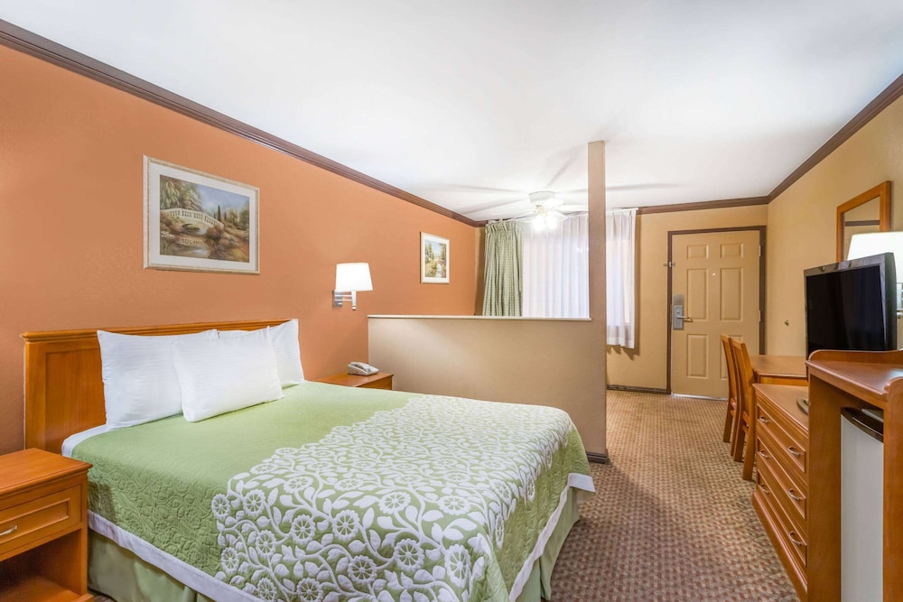 Days Inn by Wyndham Bishop - photo 17