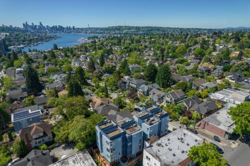 Rooftop Patio with Waterview Private Garden & Grill 3BR 3BA Modern Cityscape - photo 21