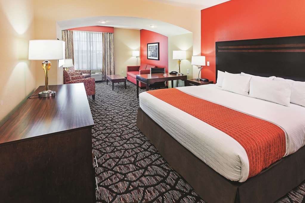 La Quinta Inn & Suites by Wyndham Pecos - photo 13