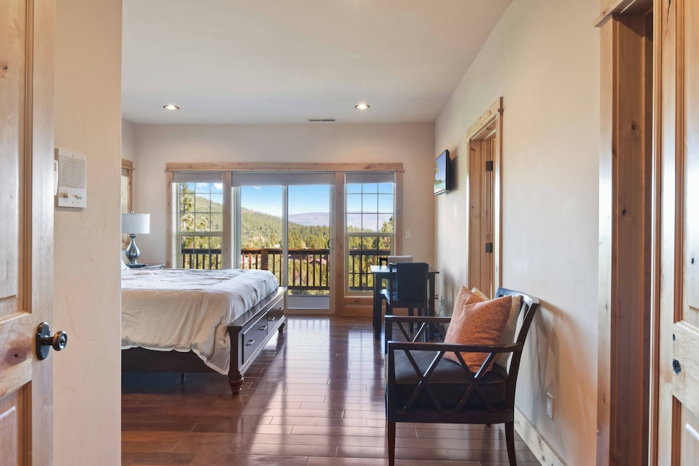 Hilltop Hideaway w Game Room & Forest Views - photo 5