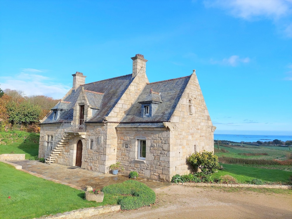 Granite House in Brittany With Sea Views — 4-Star Luxury Hotel in Saint-Pol-De-Leon, France