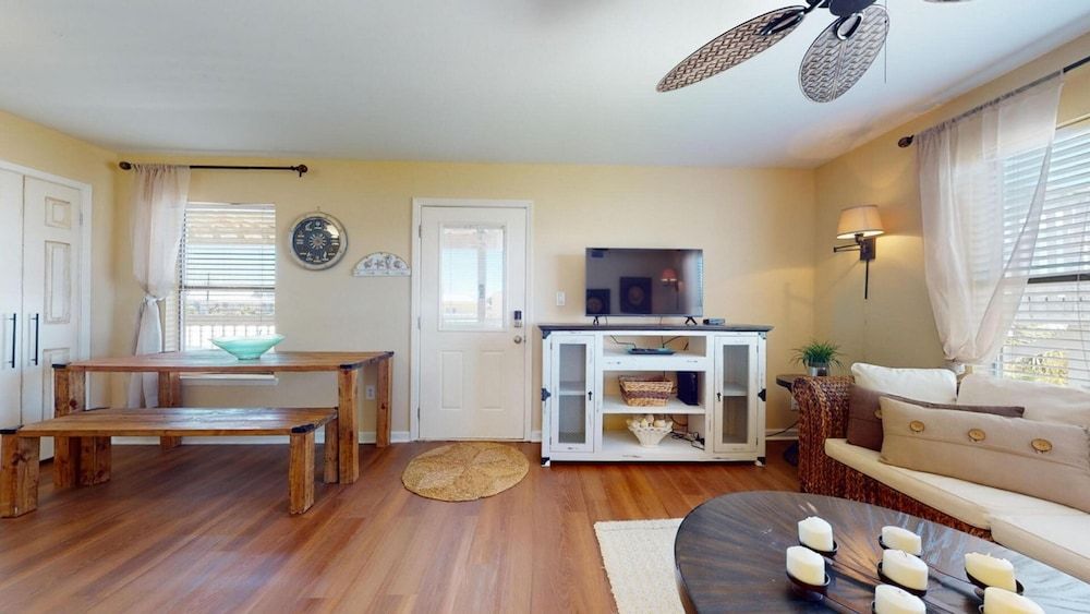 2br 1ba W pool and Beach Access Sleeps 6 Gulf Shores in Gulf Shores, United States