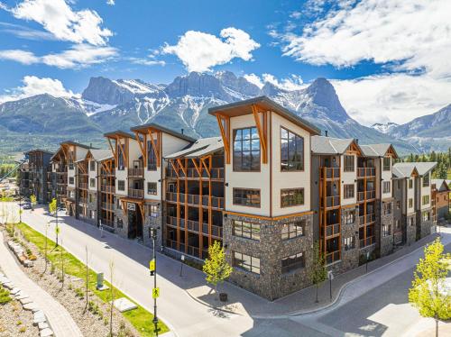 Luxury 1BR King Suite Hot Tub Couple Retreat Central Bridgette Bar — 4-Star Luxury Hotel in Canmore, Canada