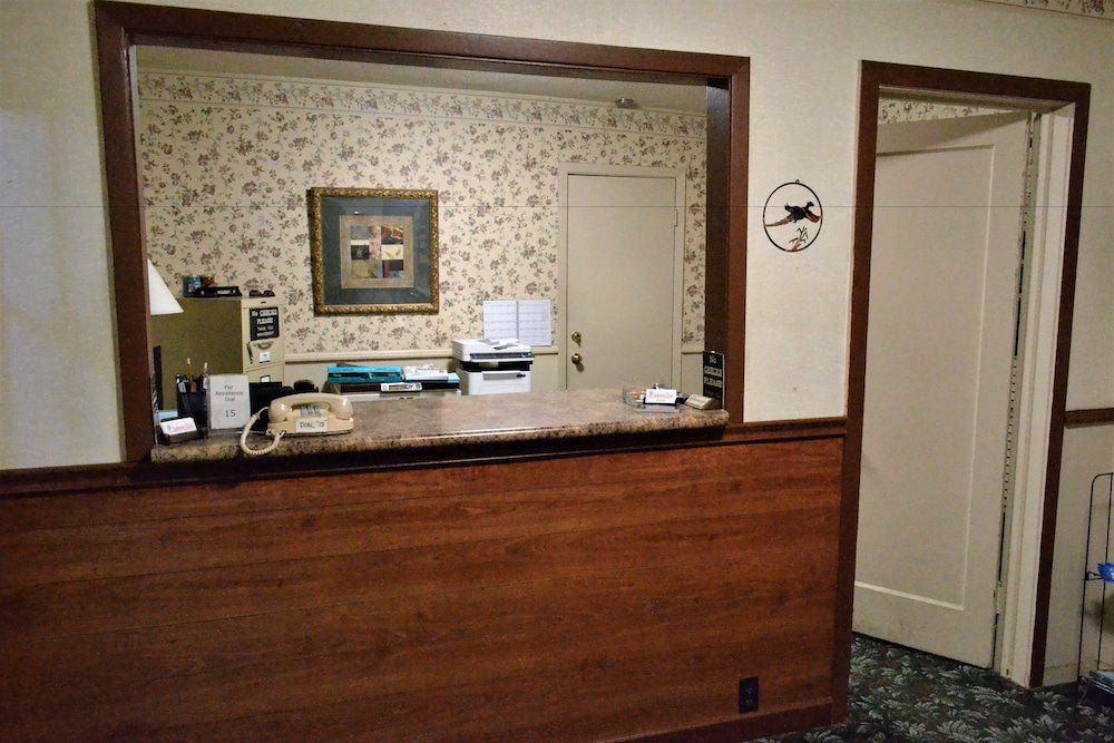Innkeeper Motel - photo 2