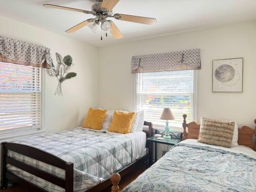 RF Central location w fenced backyard FIRE PIT in Richmond, United States