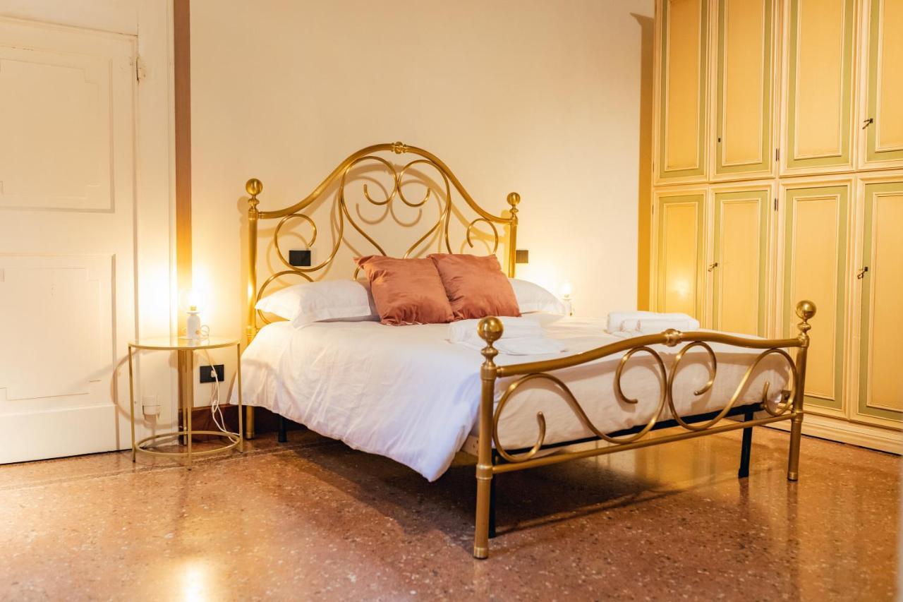 Private Parking Centro Storico: L'affresco — 4-Star Luxury Hotel in Bologna, Italy