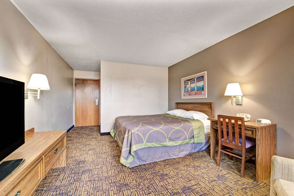Super 8 by Wyndham Indianapolis Emerson Ave - photo 9