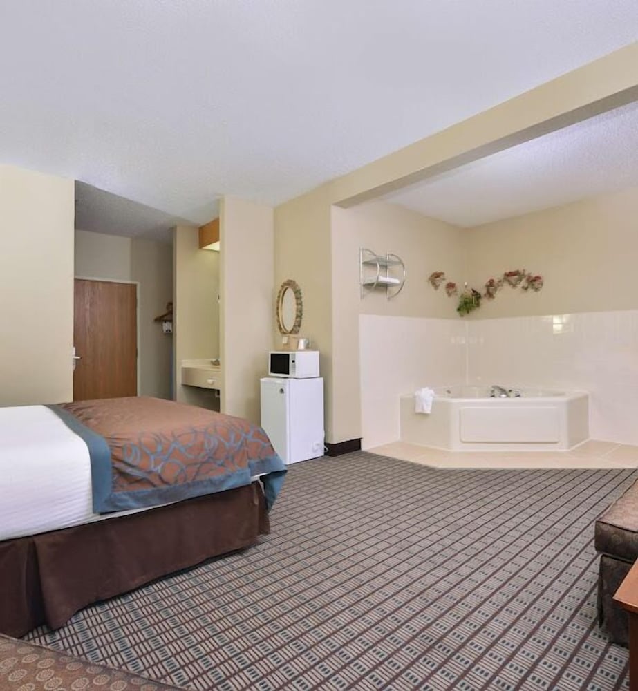 Regency Inn Geneseo IL I 80 - photo 10